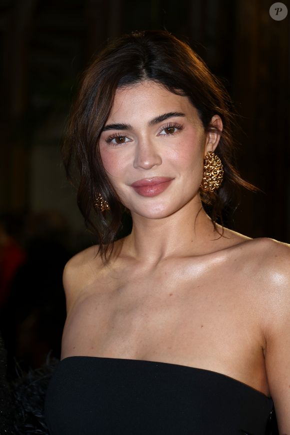Kylie Jenner é sinônimo de beleza e rouba a cena por onde passa
