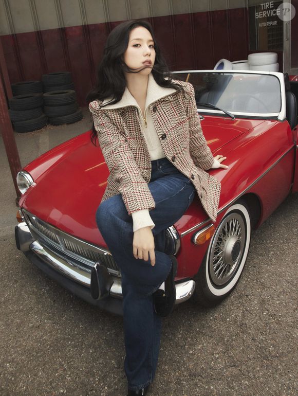 Jisoo traz elegância despretensiosa em ensaio para Tommy Hilfiger: como um visual sofisticado, com peças sem grandes logos, pode ser a definição máxima de luxo e sofisticação
