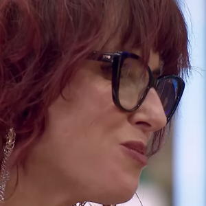 Helena Rizzo sorriu tímida com o elogio e Henrique Fogaça reagiu ao seu lado, dizendo: "É cada uma que a gente vê nesse 'MasterChef' que vou te falar viu"