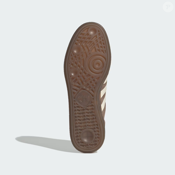 Feito em suede e com solado de borracha natural, o Handball Spezial resgata a estética esportiva dos anos 1970 e conquista quem valoriza conforto, história e um toque retrô no visual