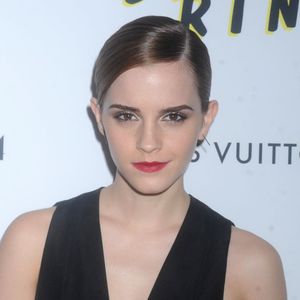 Nas fotos, Emma exibe expressão séria e aparenta desconforto