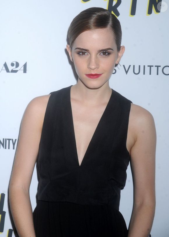 Nas fotos, Emma exibe expressão séria e aparenta desconforto