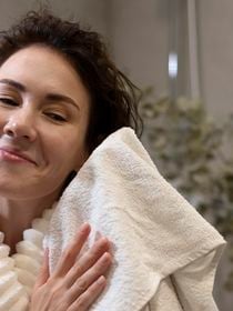 Os especialistas concordam: 'Para secar um cabelo fino e sem volume, não se deve esfregar com a toalha comum; é melhor secá-lo com uma toalha de microfibra'