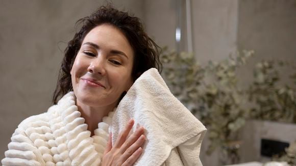 Os especialistas concordam: 'Para secar um cabelo fino e sem volume, não se deve esfregar com a toalha comum; é melhor secá-lo com uma toalha de microfibra'