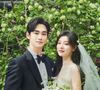 Os vestidos de noiva usados por protagonistas de doramas frequentemente encantam o público com seu estilo e sofisticação. Um exemplo marcante é o vestido usado por Hong Hae-in (interpretada por Kim Ji-won) de "Rainha das Lágrimas".