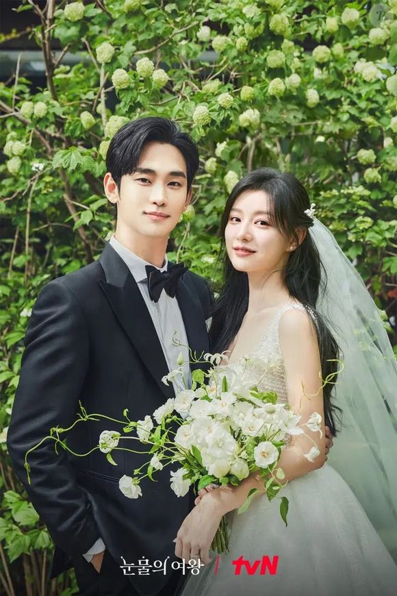Os vestidos de noiva usados por protagonistas de doramas frequentemente encantam o público com seu estilo e sofisticação. Um exemplo marcante é o vestido usado por Hong Hae-in (interpretada por Kim Ji-won) de "Rainha das Lágrimas".