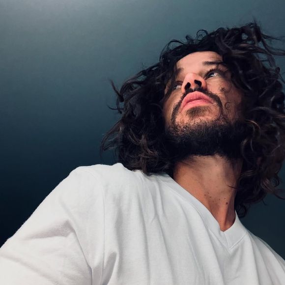 Cerca de um mês antes de interpretar Jesus Cristo na Paixão de Cristo, José Loreto está viajando pela Áustria