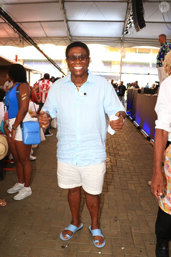 Neguinho da Beija-Flor começou a carreira musical ao vencer os primeiros concursos de música do município de Nova Iguaçu