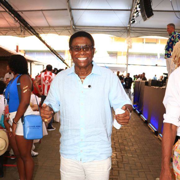 Neguinho da Beija-Flor começou a carreira musical ao vencer os primeiros concursos de música do município de Nova Iguaçu