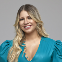 A última imagem de Marília Mendonça: foto inédita mostra cantora com piloto de avião horas antes da tragédia que matou ambos