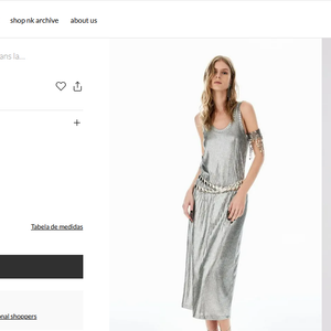 A composição é de 93% poliéster e 7% elastano. Trata se do Vestido Malha Lemans Laura VS130849 da NK, disponível por R$ 956,36, em 1x de R$ 956,36