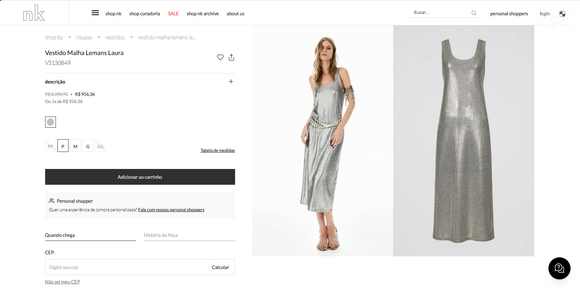 A composição é de 93% poliéster e 7% elastano. Trata se do Vestido Malha Lemans Laura VS130849 da NK, disponível por R$ 956,36, em 1x de R$ 956,36