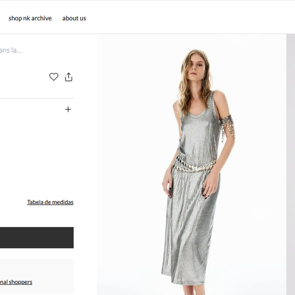 A composição é de 93% poliéster e 7% elastano. Trata se do Vestido Malha Lemans Laura VS130849 da NK, disponível por R$ 956,36, em 1x de R$ 956,36