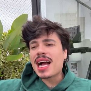 Influenciador sob ataque: Bomtalvão recebe críticas pelo inglês e estilo da entrevista, mas rebate comentários.