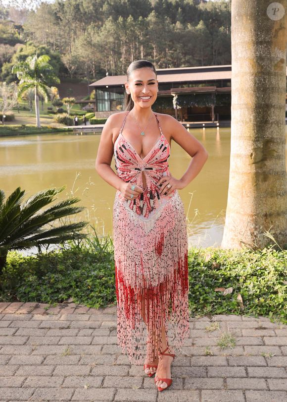 Vestido para casamento: Simone Mendes optou por peça com decote profundo, franja e pedraria