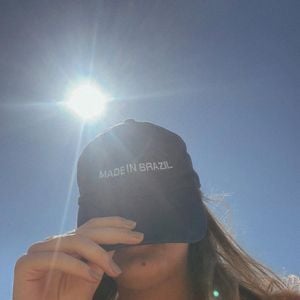 Rafaella Justus completou a beachwear com um boné escrito ‘Made in Brazil’