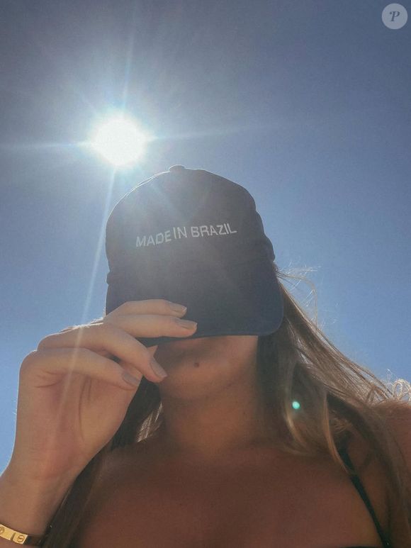 Rafaella Justus completou a beachwear com um boné escrito ‘Made in Brazil’
