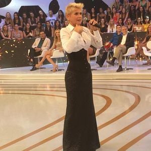 Mais de três décadas depois de usar uma saia da Carolina Herrera, Xuxa Meneghel levou a peça de 1990 para a viagem a Nova York, onde estreou em um evento de moda ao lado de Sasha Meneghel