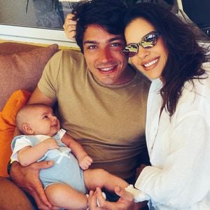 Mariana Rios ao lado de Juca Diniz e do bebê Palo