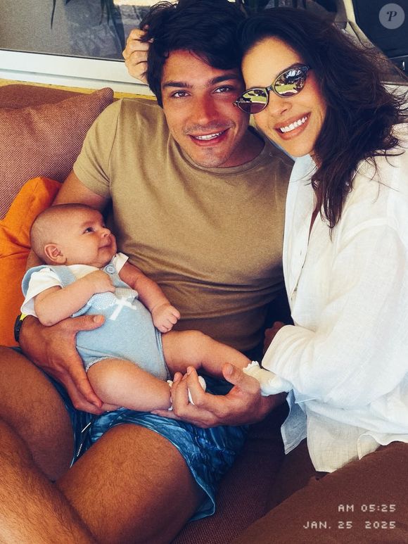 Mariana Rios ao lado de Juca Diniz e do bebê Palo