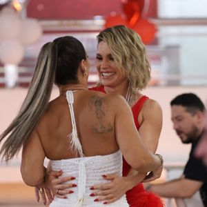 Flávia Alessandra e Viviane Araujo se encontraram no ensaio do Salgueiro