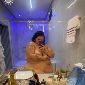 Thais Carla nunca viu problema em posar nua nas redes sociais, mas sempre tapou suas partes íntimas
