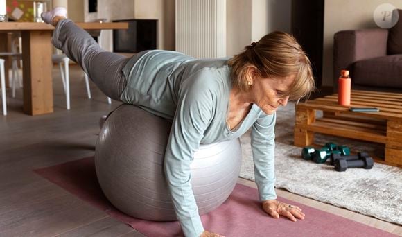 O treinamento de força recomendado por Levine não significa que você precisa ir à academia. 'Pode ser Pilates, pode ser ioga de força ou qualquer atividade que exija o trabalho da musculatura', explica o especialista