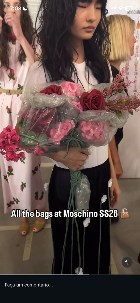 Até buquê de flores virou acessório na passarela da marca Moschino pelo designer argentino Adrian Appiolaza Moschino na Semana de Moda de Milão primavera-verão 2026
