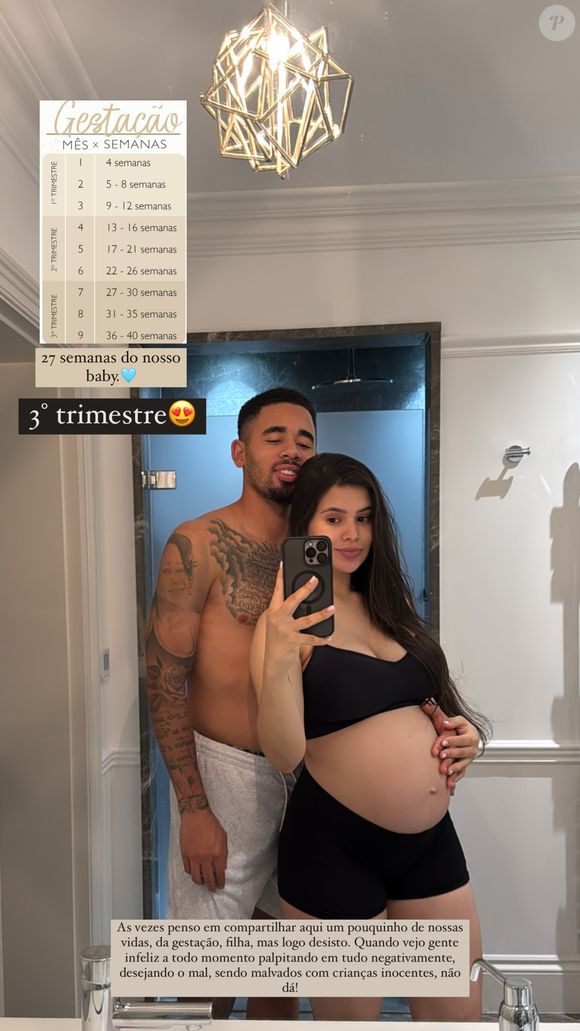 Grávida pela 2ª vez de Gabriel Jesus, mulher do atacante, Raiane Lima, relatou ter sido atacada nas redes sociais após postar brincadeiras com o jogador. 'Gente infeliz palpitando em tudo'