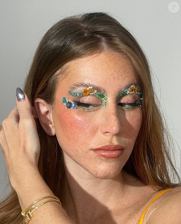 Mari Maria roubou a cena com maquiagem com aplicação de flores em 2023