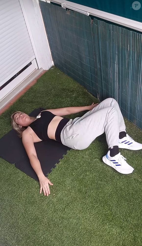 A fisioterapeuta demonstra como fazer o exercício de rotação da lombar, ótimo para relaxar essa região da coluna