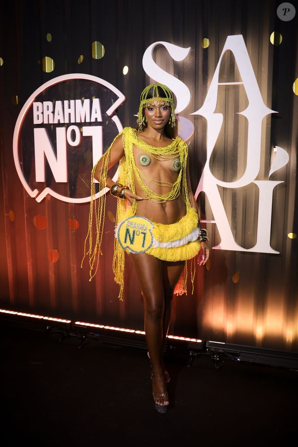 Carnaval 2026: a ex-BBB Tina Calamba usou look com franjas e seios e barriga à mostra