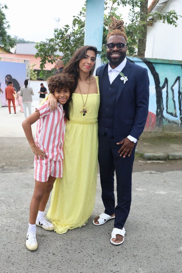 Os padrinhos surpreenderam ao combinar ternos azul-marinho com chinelos e sandálias de couro brancos, em um visual que uniu elegância e descontração carioca e acabou roubando a cena no casamento do cantor Xande de Pilares com Thay Pereira