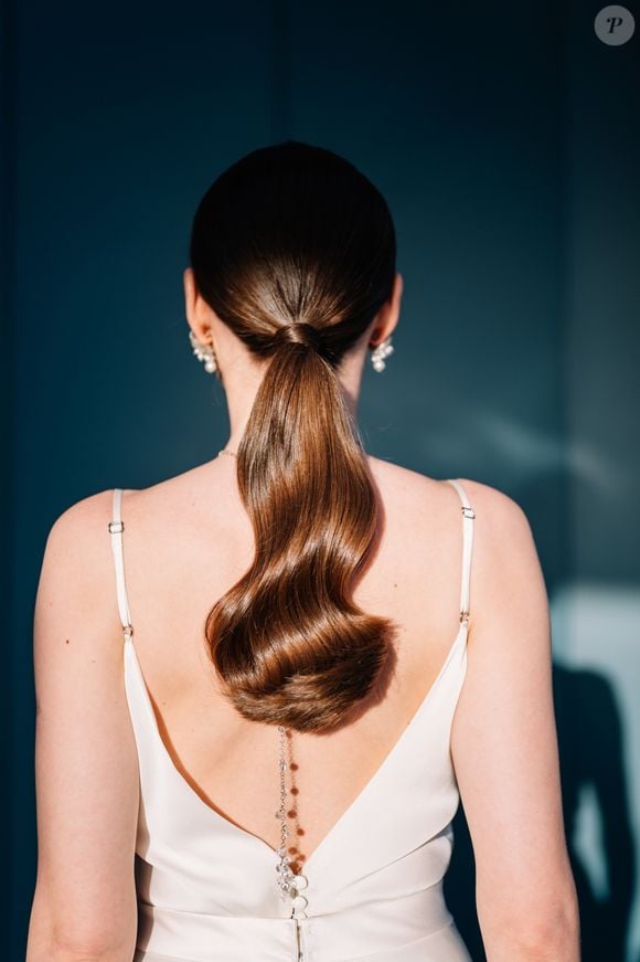 '[O rabo de cavalo baixo] é um penteado aparentemente simples, mas o acabamento é o que faz a diferença. Uma base bem polida e uma textura uniforme fazem com que um rabo de cavalo básico se transforme em um look muito mais sofisticado', explica o cabeleireiro Oriol Barberà