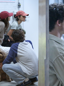 Viagem de casal: Bruna Marquezine embarca com Shawn Mendes, Sasha e João Lucas no Rio; atriz e melhor amiga combinam acessório em fotos