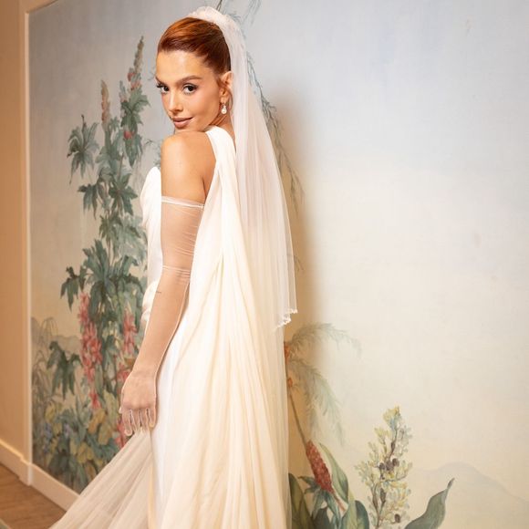 Giovanna Lancellotti exibe seu vestido de noiva antes do casamento com Gabriel David
