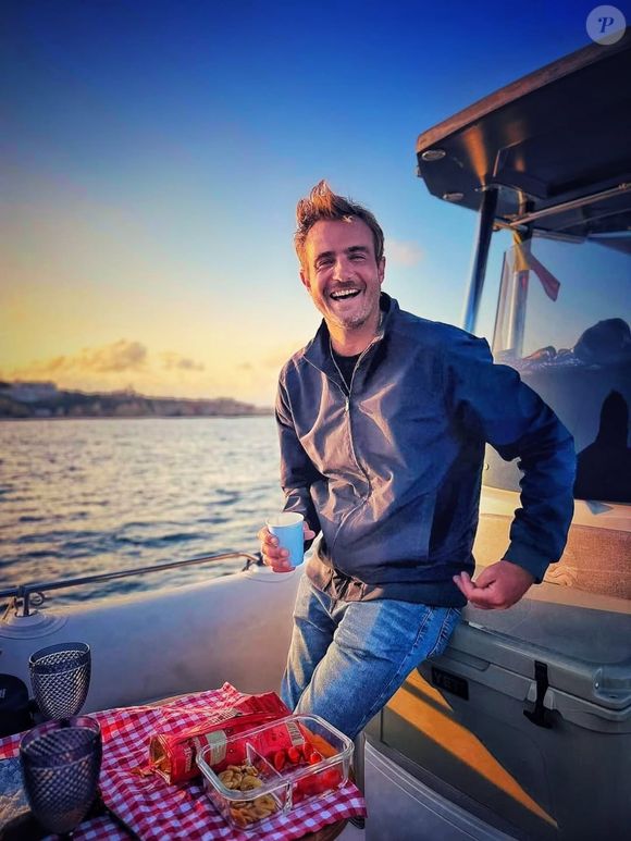 Max Fercondini, ex-ator da Globo, é bom exemplo de famoso que vive bem com a solidão: atualmente, ele mora sozinho em embarcação e faz viagens pelo mundo