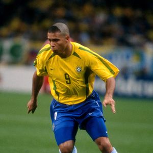 Rumores atribuíram a Ronaldo Fenômeno críticas a Carlo Ancelotti e Vinicius Jr. após a eliminação do Brasil na Copa do Mundo 2026, mas o ex-jogador negou qualquer entrevista