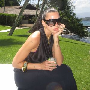 Dua Lipa bebeu caipirinha...