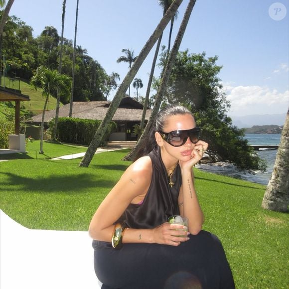 Dua Lipa bebeu caipirinha...