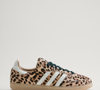 Adidas Samba OG, modelo usado por Laura Neiva, nasceu nos campos de futebol e virou clássico das ruas e da moda casual