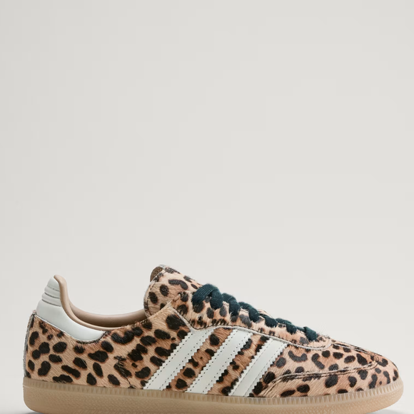 Adidas Samba OG, modelo usado por Laura Neiva, nasceu nos campos de futebol e virou clássico das ruas e da moda casual