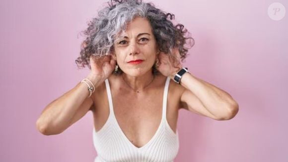 Cuidados básicos garantem cabelos grisalhos saudáveis sem necessidade de coloração