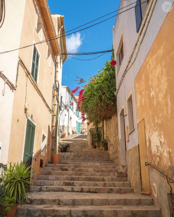 Mais para o interior, o município de Andratx preserva um ritmo mais cotidiano, com ruas de pedra, vida local e uma cena cultural discreta, mas interessante