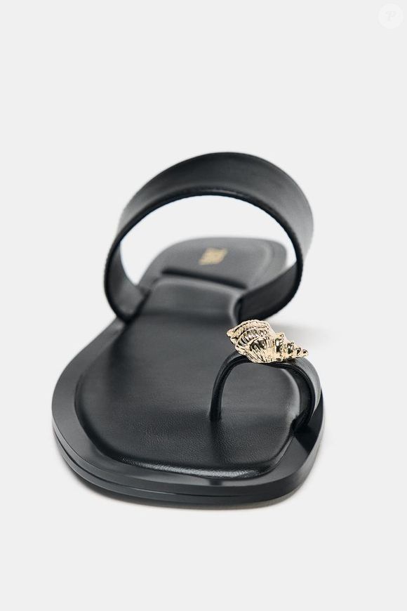 Sofisticada e atual, a sandália de R$ 249 da Zara aposta em um design fora do padrão das rasteirinhas tradicionais, com sustentação no peito do pé e dedão com acabamento de concha metálica