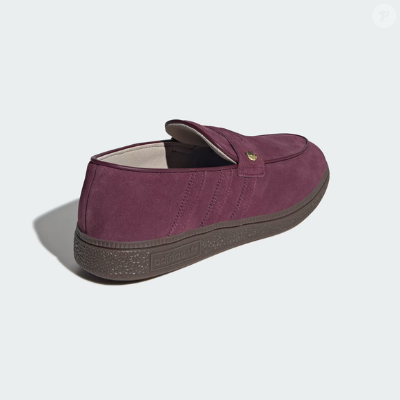 O sucesso do Adidas Loafer Handball Spezial está justamente na sua proposta atemporal. O modelo transita com facilidade entre produções casuais e looks mais elegantes, tornando-se uma opção prática para quem busca conforto sem abrir mão da sofisticação