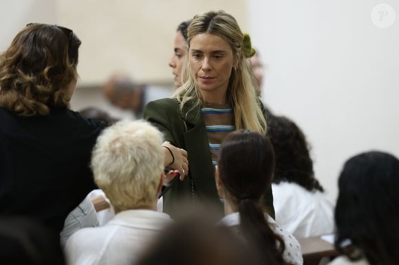 Carolina Dieckmmann chega abatida à missa do sétimo dia de sua melhor amiga, Preta Gil
