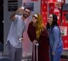 Marina Ruy Barbosa esbanjou simpatia, posou para as fotos com os fãs e ainda ostentou muito estilo ao ser flagrada em aeroporto prestes a embarcar para Dubai nesta terça-feira (22)