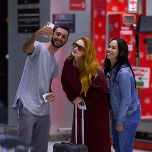Marina Ruy Barbosa esbanjou simpatia, posou para as fotos com os fãs e ainda ostentou muito estilo ao ser flagrada em aeroporto prestes a embarcar para Dubai nesta terça-feira (22)