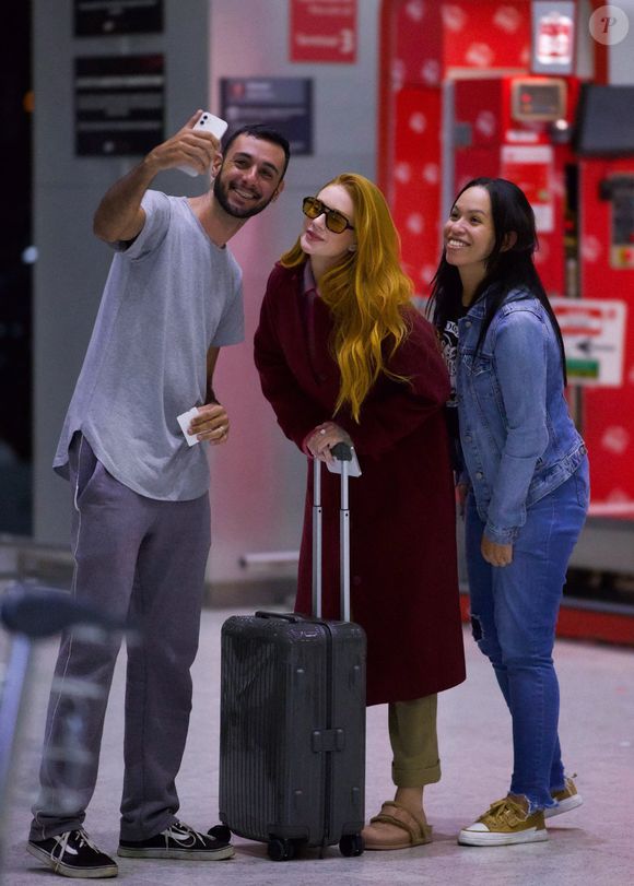 Marina Ruy Barbosa esbanjou simpatia, posou para as fotos com os fãs e ainda ostentou muito estilo ao ser flagrada em aeroporto prestes a embarcar para Dubai nesta terça-feira (22)